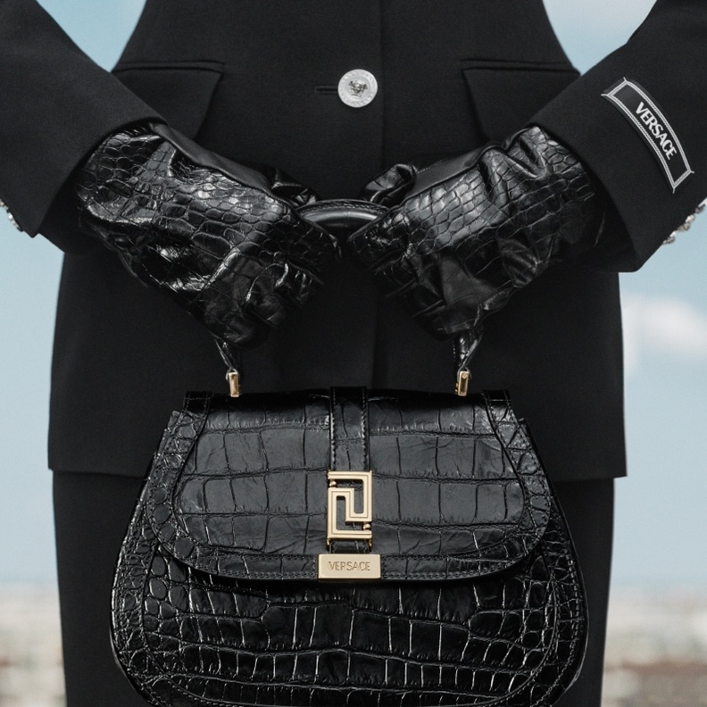 دار  Versace تطرح حقيبة Greca Goddess Top Handle الجديدة