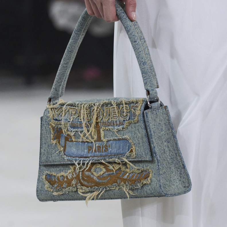 حقائب الجينز الكاجوال إختيارك الأساسي في إطلالات الخريف