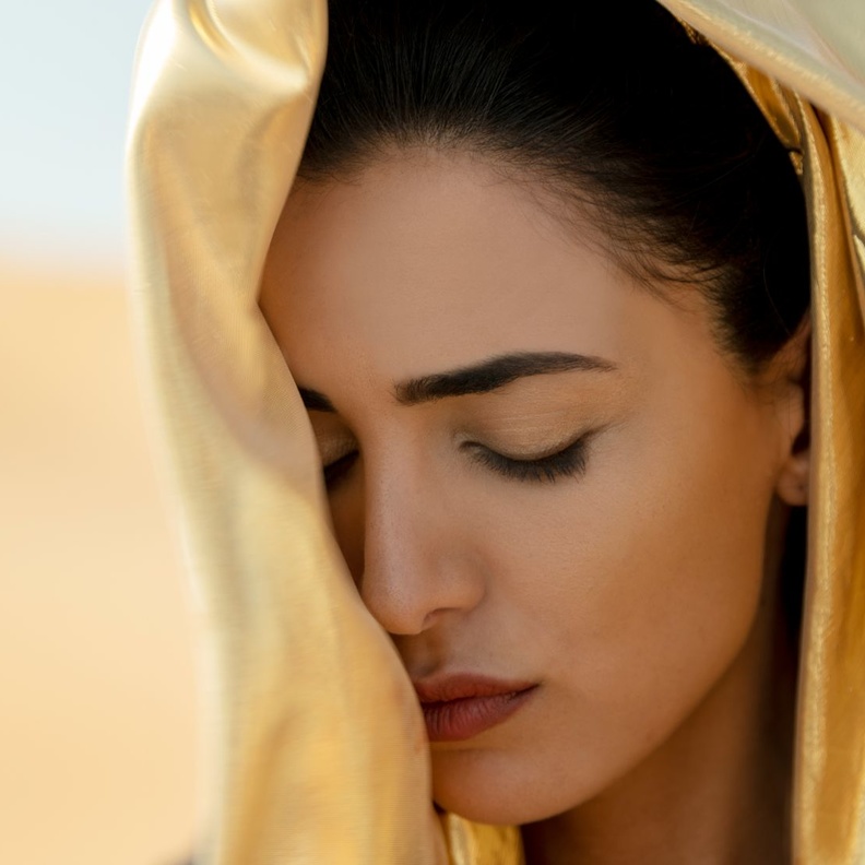 منسم.. عطر جديد لعالم ذهبي