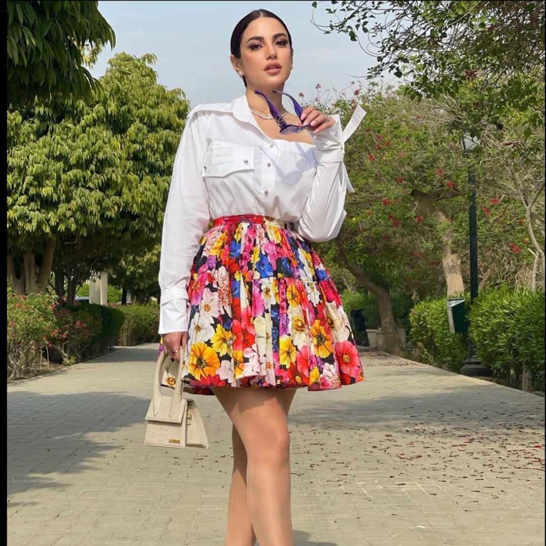  الإطلالات المطبعة بالورود اختيار مثالي يمكنك اعتماده في وداع الصيف على طريقة النجمات