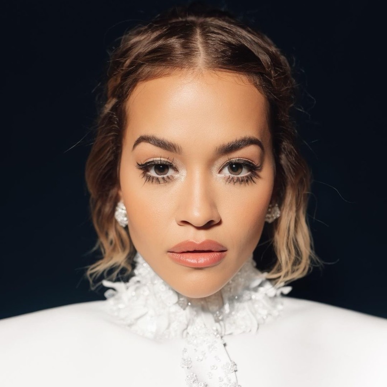 الأهداب الاصطناعية وحيل الحصول على تأثير "كونتورينغ الرموش" موضة خريف 2023