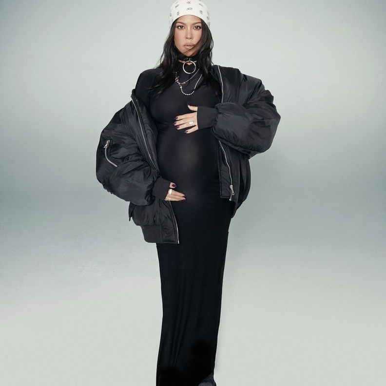 تطور لافت في أسلوب كورتني كارداشيان في إطلالاتها بحملها الجديد.. الأسود يسيطر على اختياراتها