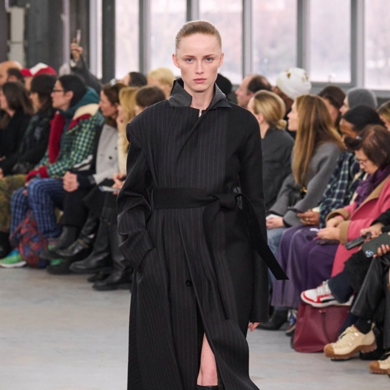 البوت فوق الركبة يتربع على عرش إطلالات خريف 2023