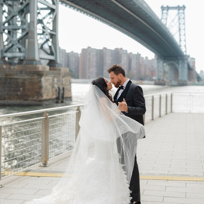 محمود حجازي مع عروسته في يوم زفافهما