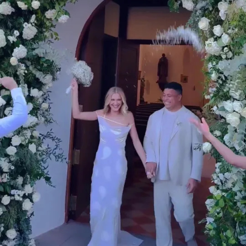 أسطورة كرة القدم البرازيلية رونالدو يتزوج من خطيبته عارضة الأزياء سيلينا لوكس