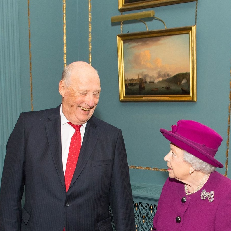 لهذا السبب اضطرت الملكة الراحلة إليزابيث الثانية للاعتذار لملك النرويج خلال مقابلة جمعت بينهما في الستينيات