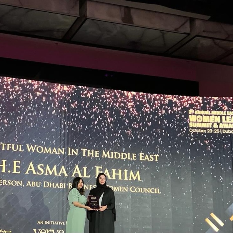 تكريم أسماء الفهيم بجائزة السيدة الأكثر تأثيراً في القمة السنوية الثانية للقيادات النسائية في الشرق الأوسط 2023