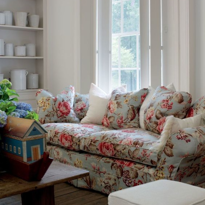 اختاري لون الأريكة بناء على لوحة ألوان الجدران وبقية قطع الأثاث