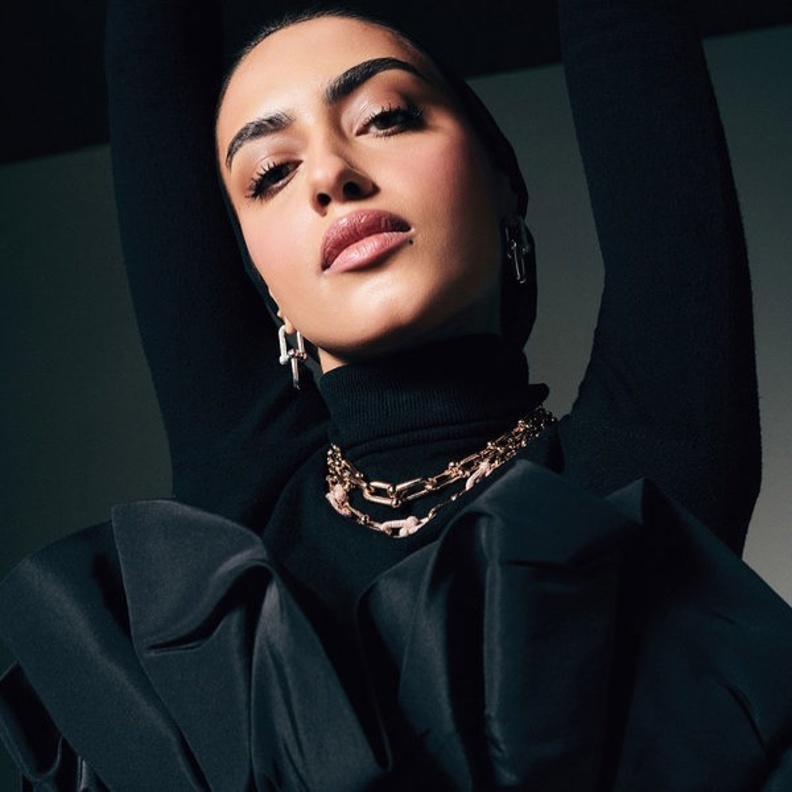 استلهمي إطلالتكِ من تنسيقات مجوهرات يارا النملة إحدى المشاركات بمؤتمر هي هب