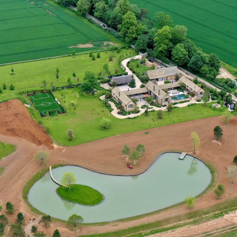 اشتريا الزوجان فيكتوريا وديفيد بيكهام العقار بمبلغ 6.15 مليون جنيه إسترليني في ديسمبر 2016