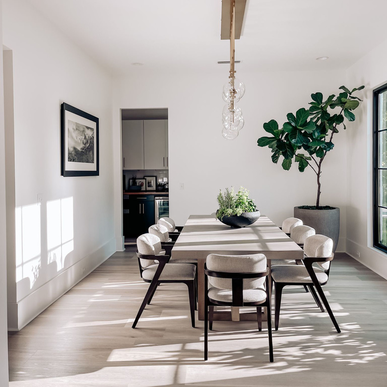 الإنارة الطبيعية تبرز أناقة وفخامة الديكور minimalist لغرفة الطعام