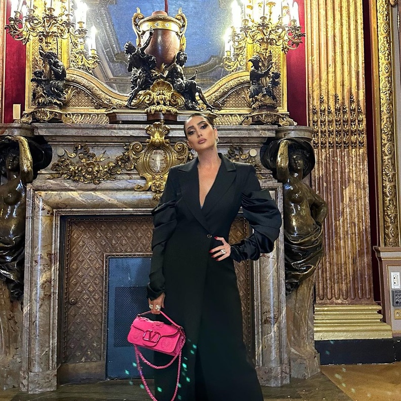 النجمة غادة عبد الرازق بعد نجاح مسلسلها حدث بالفعل.. كيف تٌزيّن إطلالاتها بالمجوهرات البّراقة؟