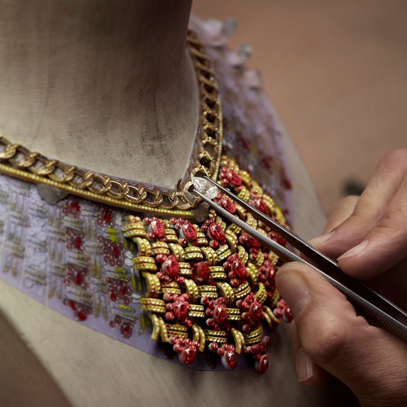 مجوهرات Tweed de Chanel تحتفي برموز شانيل وقماش التويد الساحر