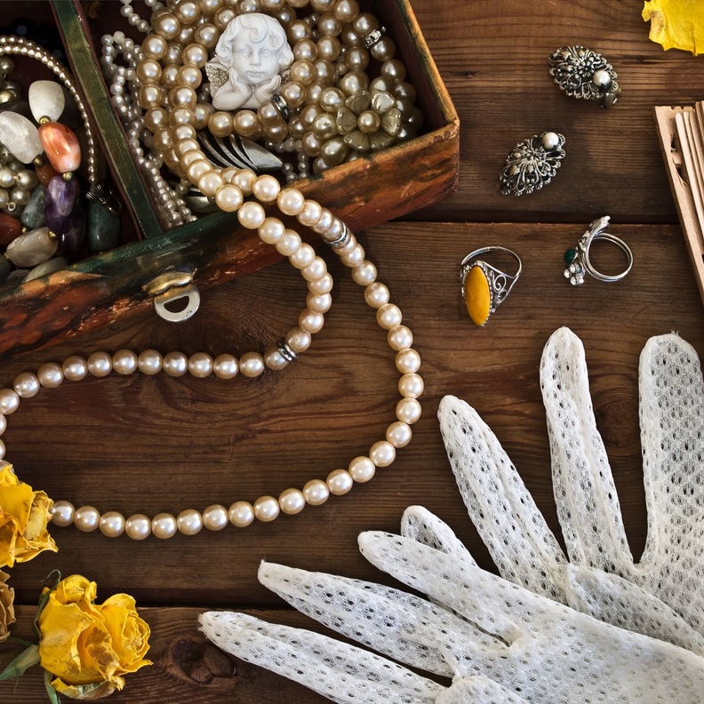 تستطيع المرأة إعادة تصميم مجوهراتها بشكل جديد