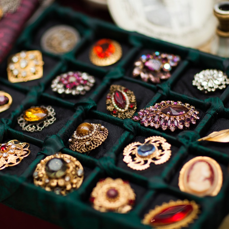تشكّل مجوهرات الفينتاج والأنتيك لقاء بين الماضي والحاضر