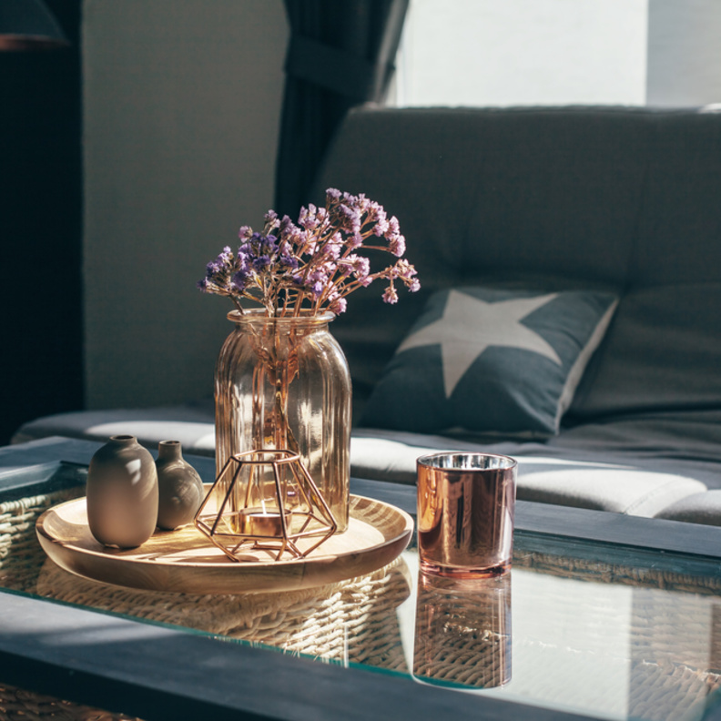 توفر الصواني المزخرفة ترتيب وبنية للديكورات وعناصر التزيين الأصغر