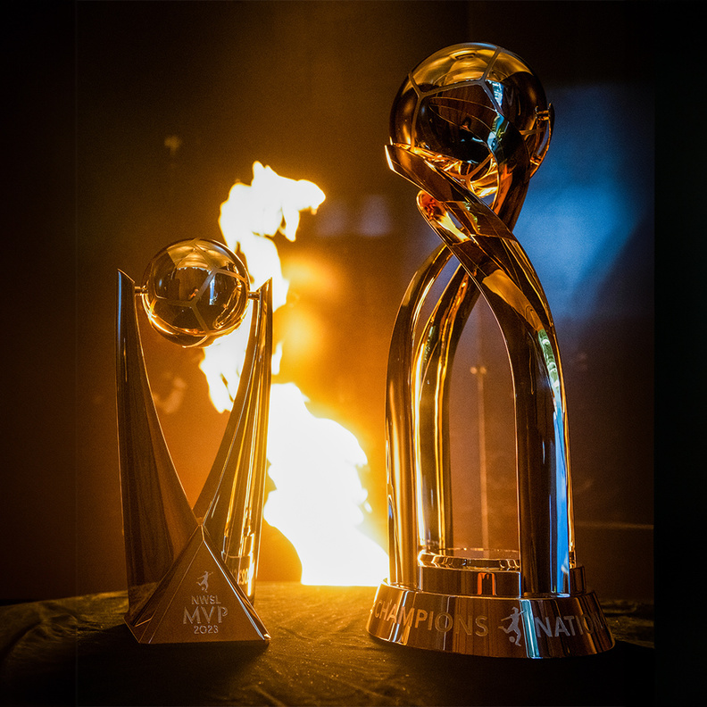 تيفاني أند كو تقدم تصميم جديد لكأس دوري كرة القدم للسيدات