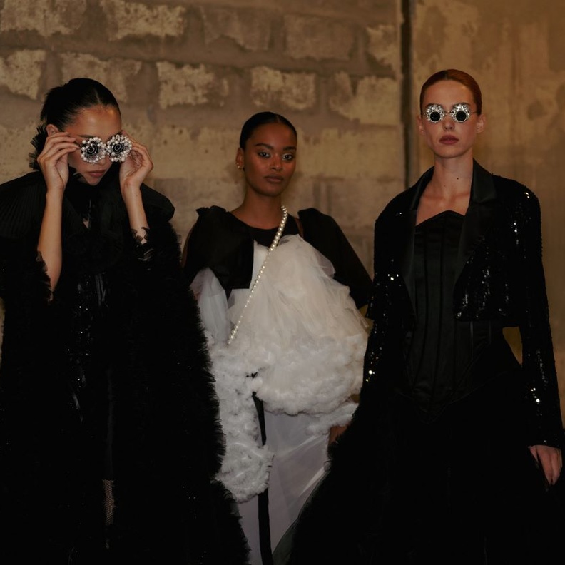 الأصالة السعودية بطابع عالمي فاخر.. جولة على أبرز عروض مصممي الكوتور في أسبوع الموضة بالرياض