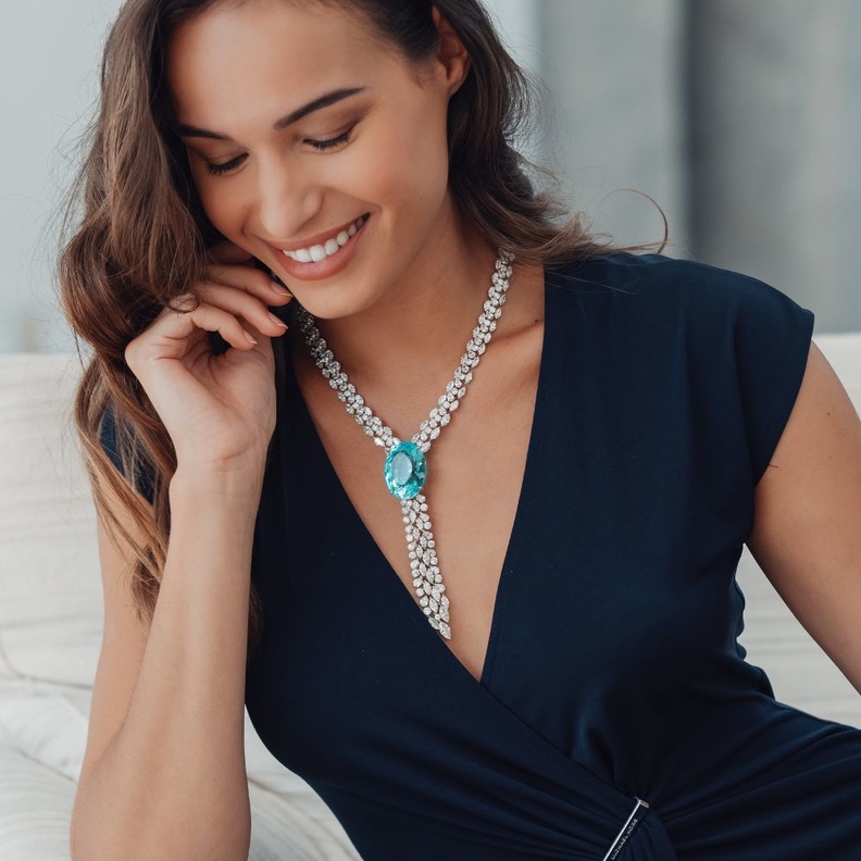 حجر The Blue Lagoon البارايبا تورمالين النادر في قلادة آدلر