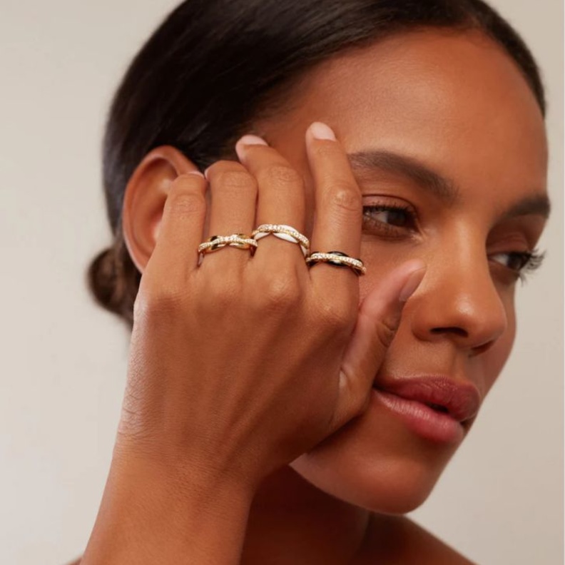 طُرق آمنة لتنظيف قطع المجوهرات في المنزل