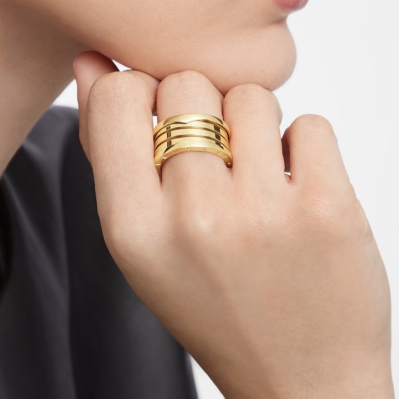 إليك كيفية اختيار المجوهرات الخالدة التي تتناسب مع ملابسك اليومية