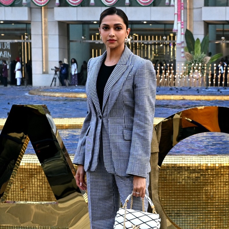 إطلالات نجمات بوليوود النهارية بعيدا عن الفساتين ..اختيارات عصرية وأنيقة