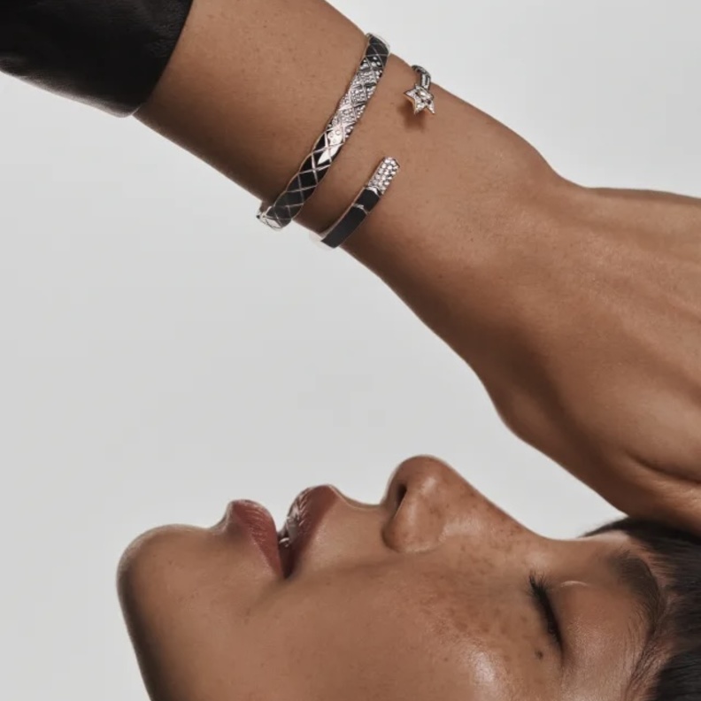 أساور فضة تحاكي موضة العصر مناسبة لإطلالتك اليومية 