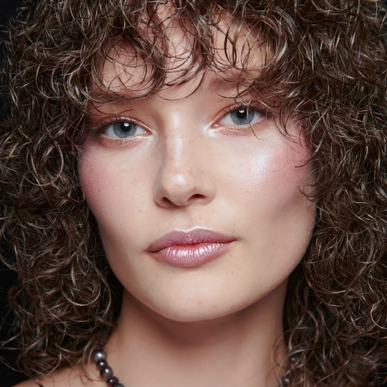 صيحات مكياج عيون فضي تعود الى الواجهة بلمسات متجددة.. إليك أسرار تطبيقها