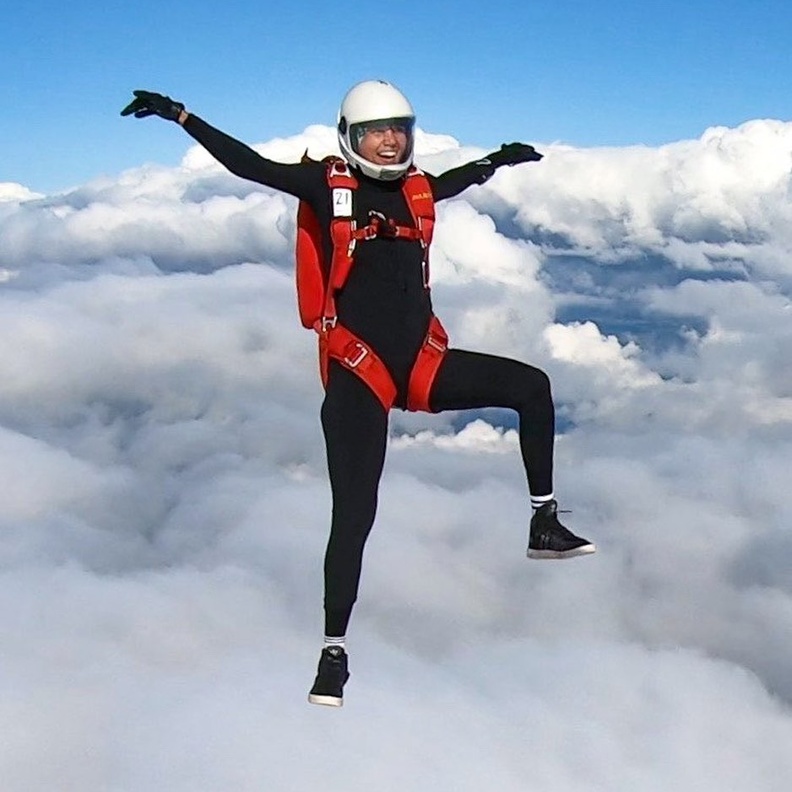 رزان العجمي.. أول سعودية تحصل على رخصة القفز المظلي الحُرّ