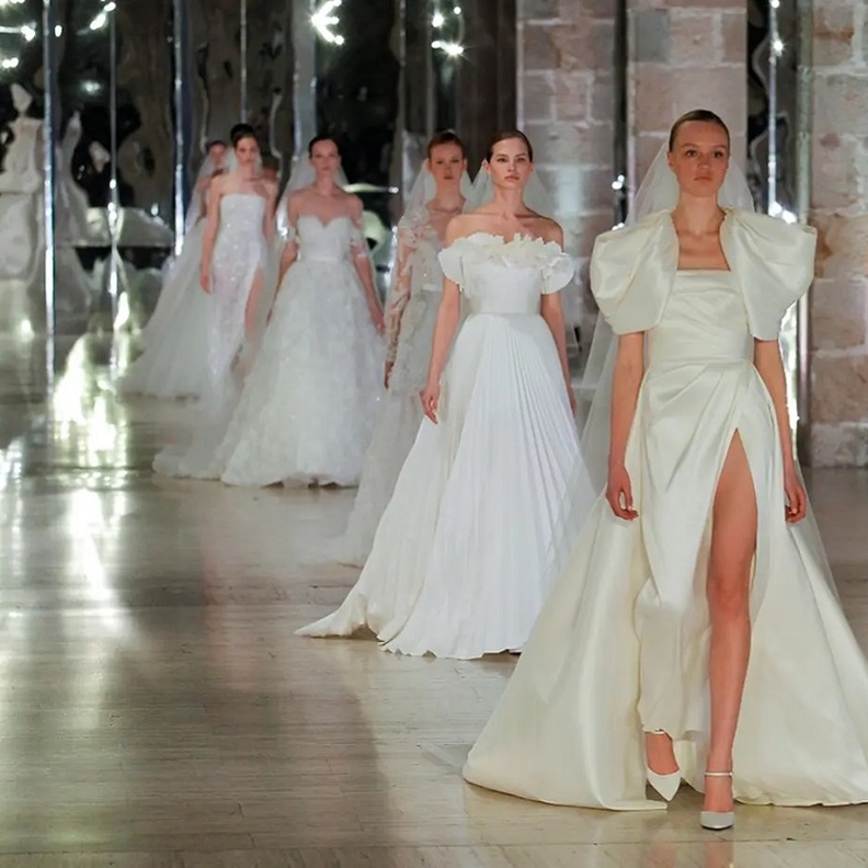 صيحات فساتين زفاف من أسبوع الموضة العرائسي في برشلونه@eliesaab