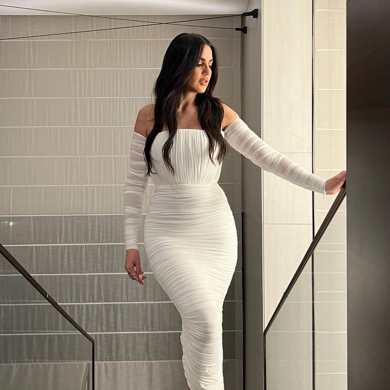 فستان باللون الأبيض يناسب العروس من درة زروق