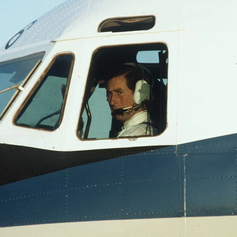 ما سبب توقف الملك تشارلز عن قيادة الطائرات