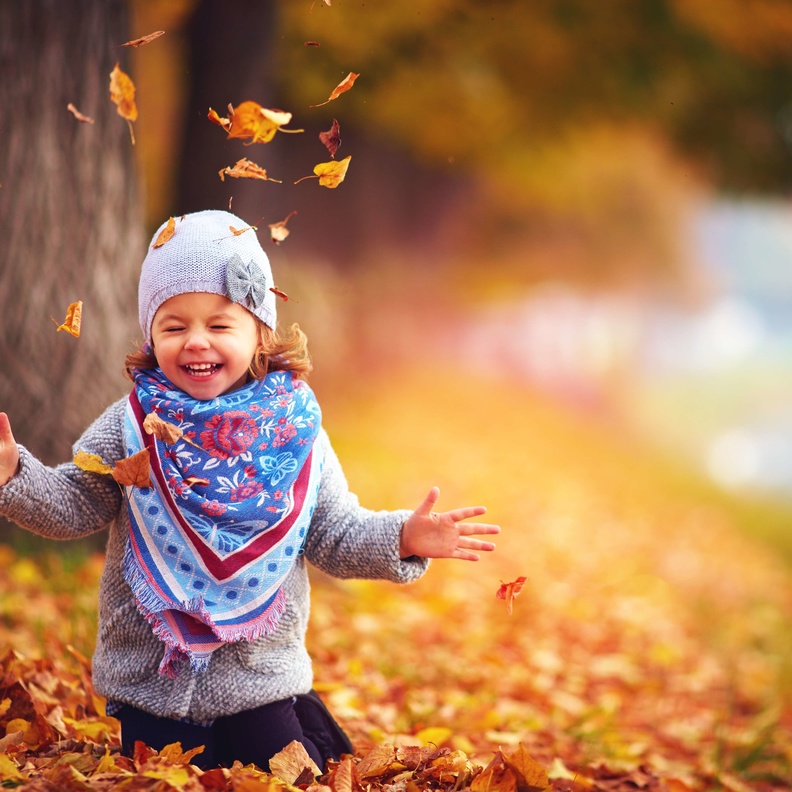 ملابس الطفل في الخريف يجب أن تحقق وقايته من نزلات البرد