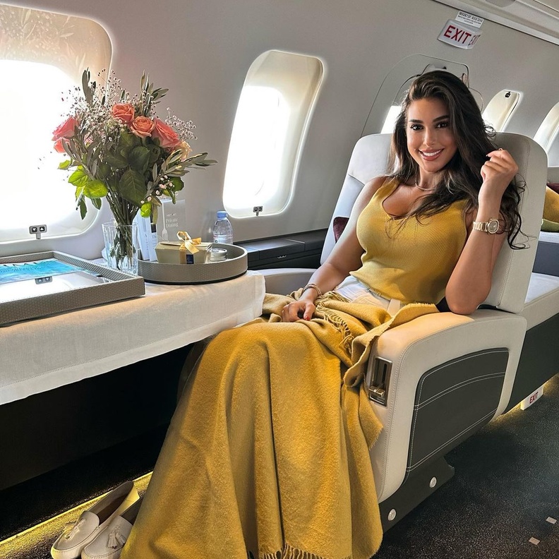 مجوهرات نجمات العرب خلال السفر