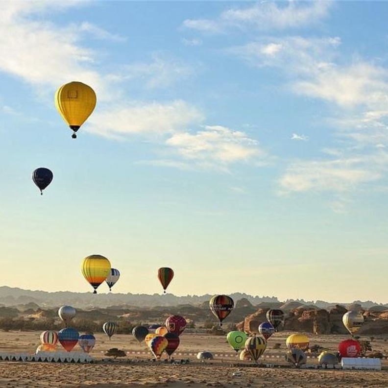 5 مغامرات استثنائية تنتظرك في مهرجان سماء العلا.. تعرفي عليها