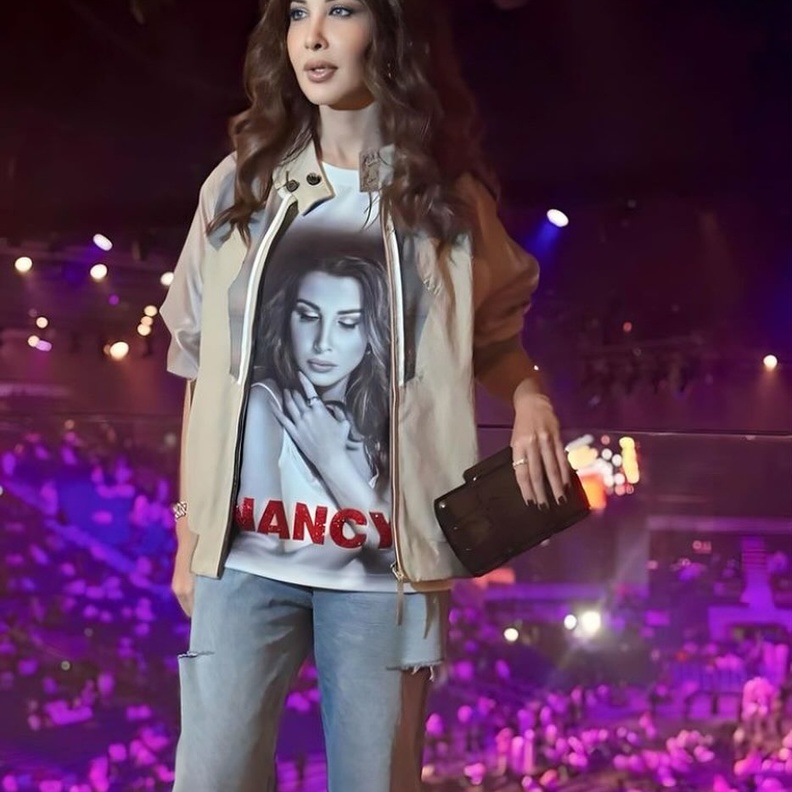 نانسي عجرم بإطلالة كاجوال ومجوهرات ناعمة في موسم الرياض