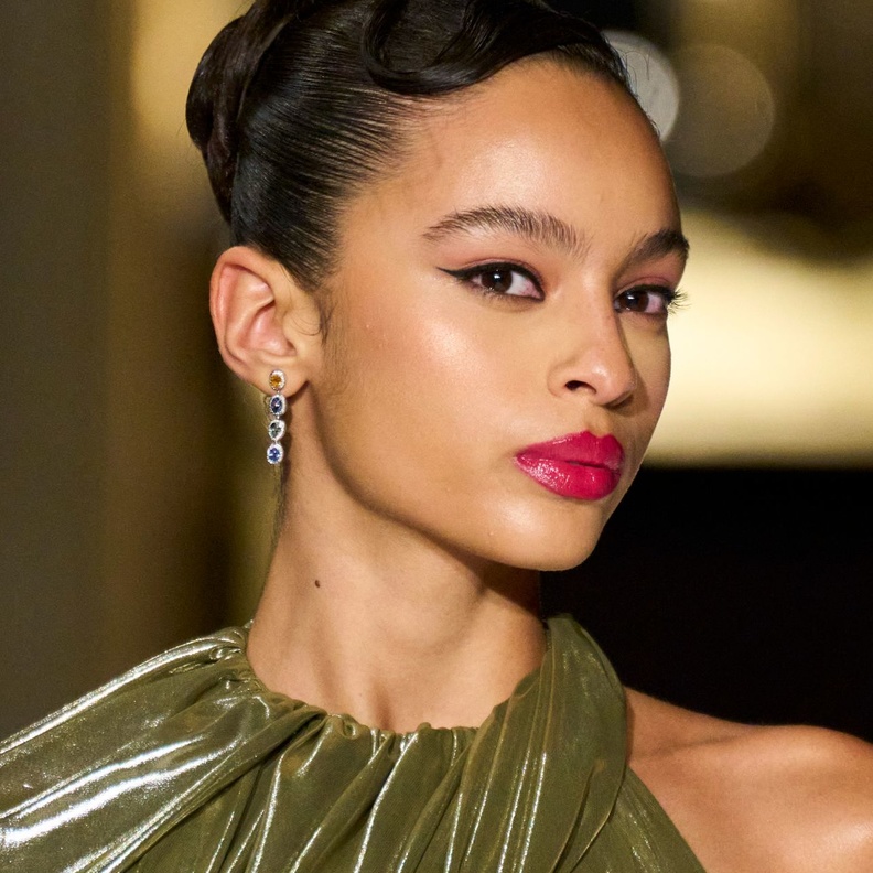 الوان احمر شفاه زهرية بتموجات لماعة من دار Christian Siriano