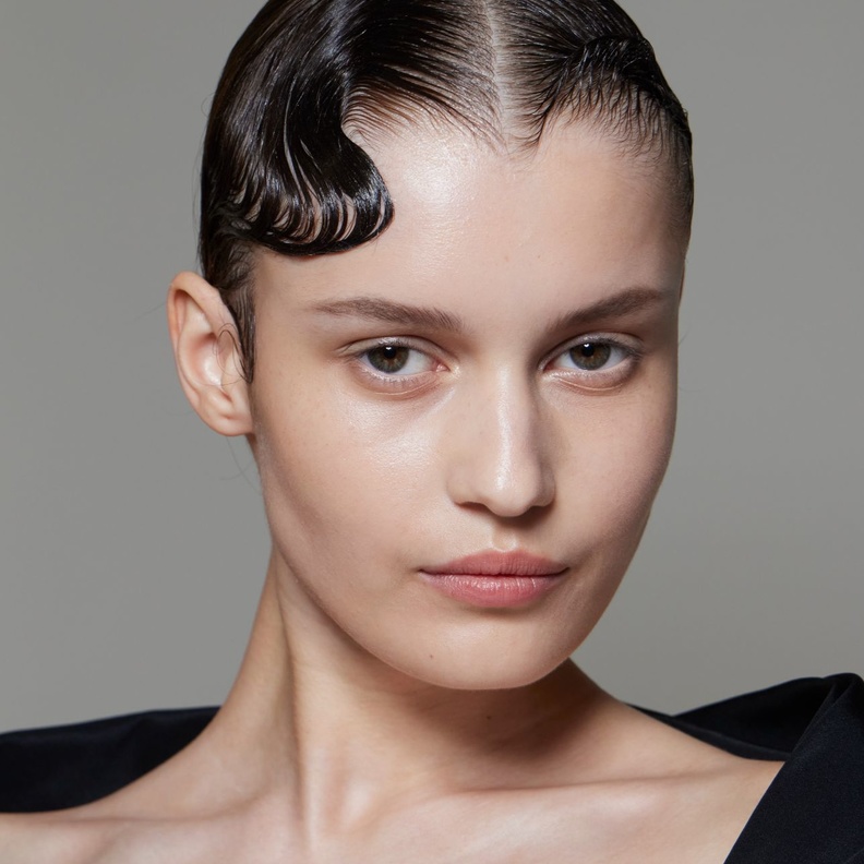 تسريحات شعر مبللة مع الغرة الريترو من دار Giambattista Valli