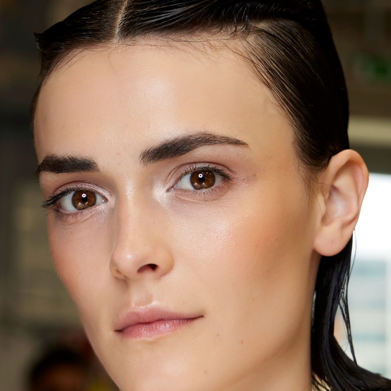 إليك أفضل الحلول للتخلص من النتوءات الصغيرة بعد إزالة الشعر الزائد