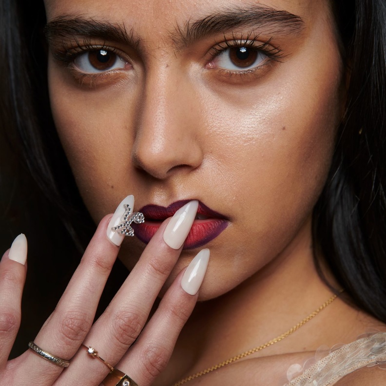 ألوان المناكير البيضاء المتموجة من وحي دار Kim Shui