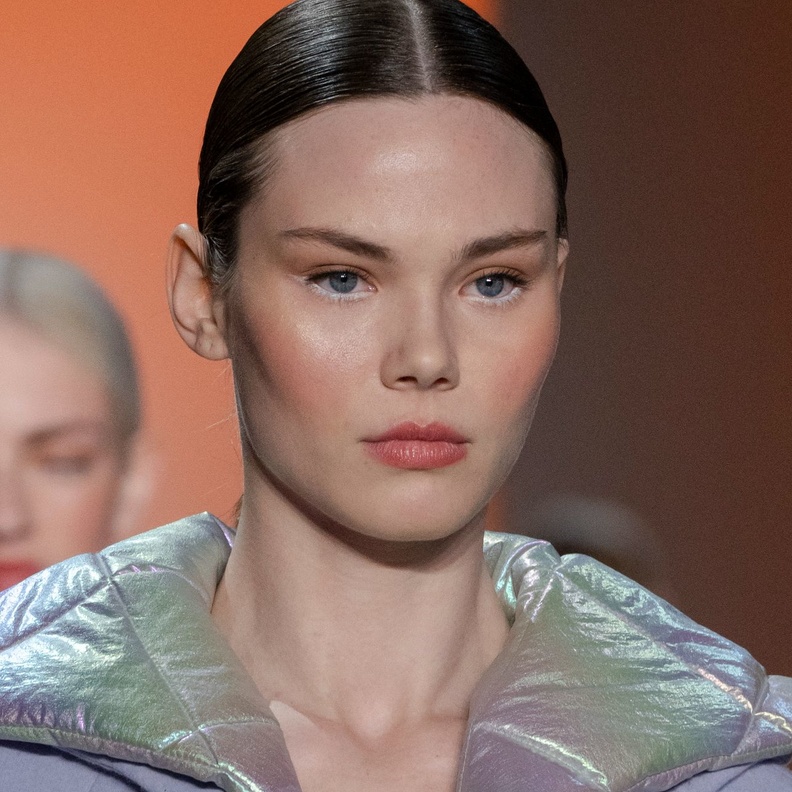 الخطوط البيضاء مع البلاشر المشمشي على طريقة دار Son Jung Wan