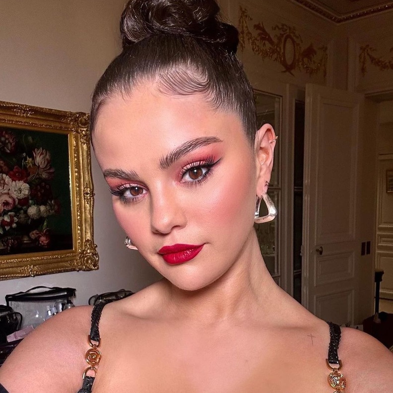 النجمة سيلينا غومز  بالمكياج وردي