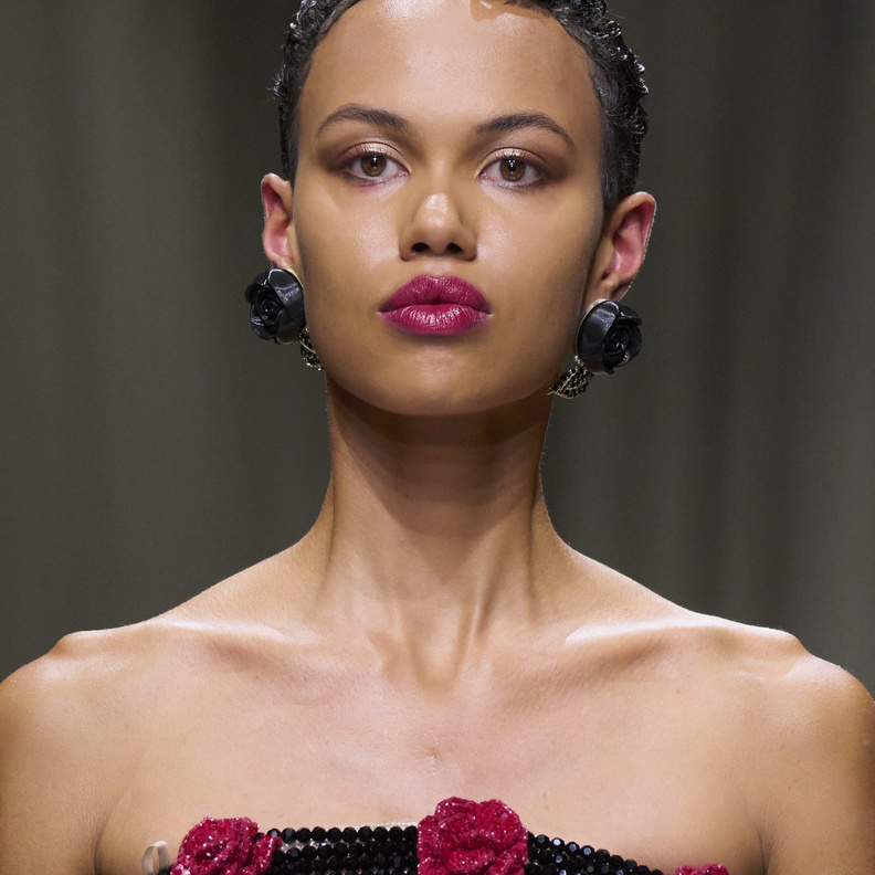 الوان احمر شفاه زهرية وقوية من دار Giorgio Armani Privé