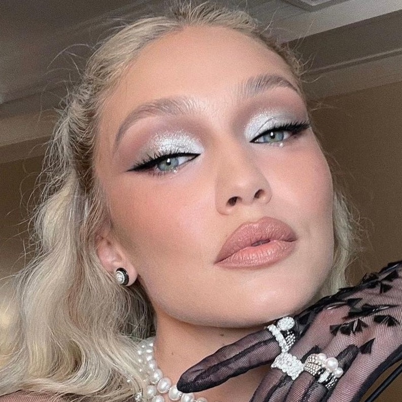 صيحة المكياج الفضي لإطلالة متألقة بضوء النجوم.. تعرفي على المستحضرات اللازمة