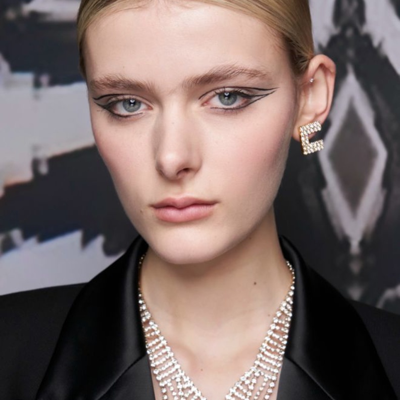 رسمات الايلاينر المزدوج والرفيع  من دار Elisabetta Franchi