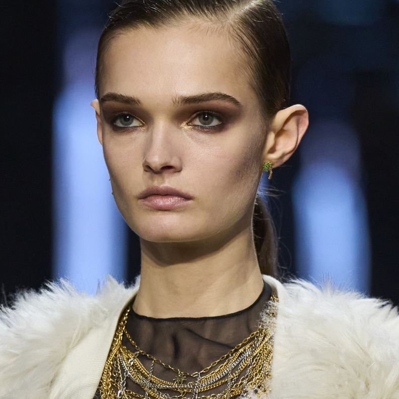 رسمات الظلال البرونزية صيحات بعيدة عن الكلاسيكية