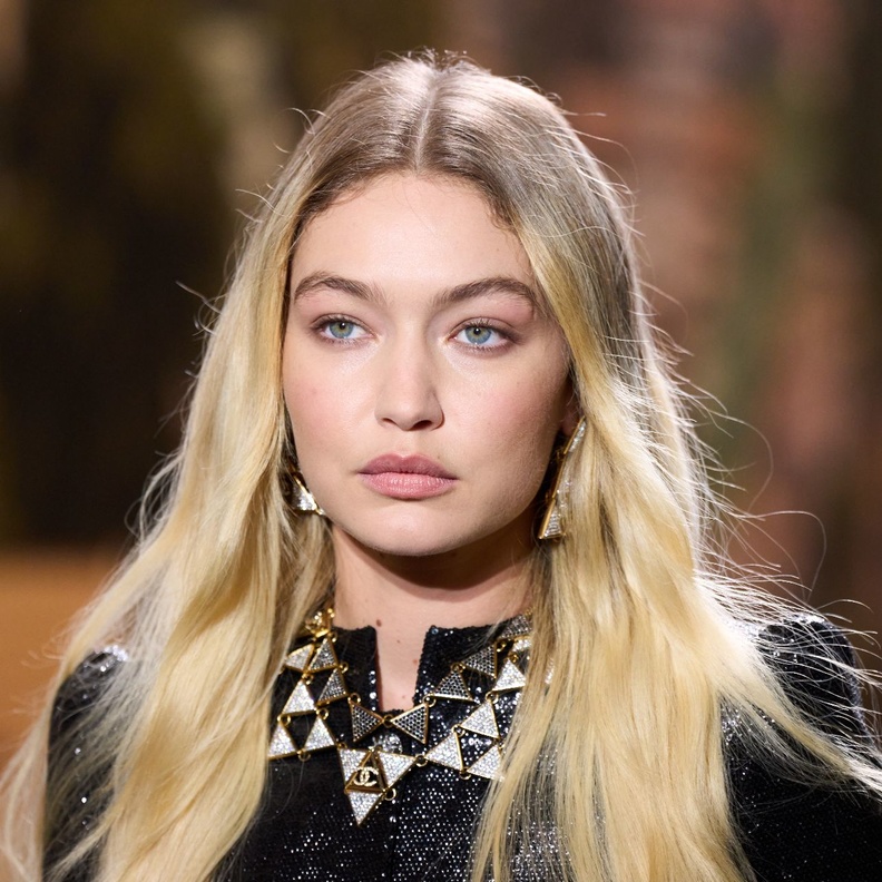 معايير جمالية جديدة طرحتها شانيل في أسبوع الموضة الباريسي.. مكياج مشرق وأكسسوارات شعر ملفتة