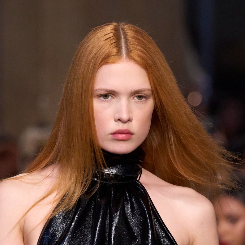 صبغات الشعر الأحمر بتموجاته المرجانية صيحة عصرية اعتمديها في الخريف