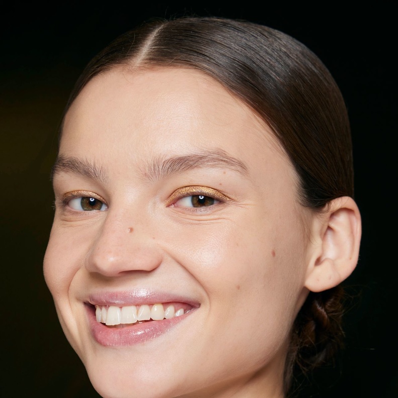 كيف يمكنك منع تجاعيد الابتسامة حول الفم؟ إليك خطواتنا المجرّبة