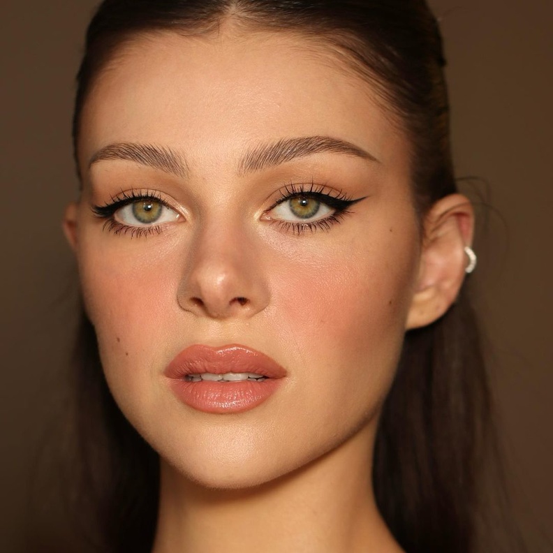  Nicola Peltzبإطلالة المكياج الناعم من وحي إبتكار خبيرة   Nikki التجميل